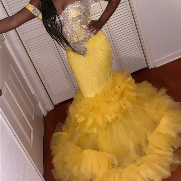 I’m selling a BRAND NEW  never worn prom dress (only worn in these pictures)